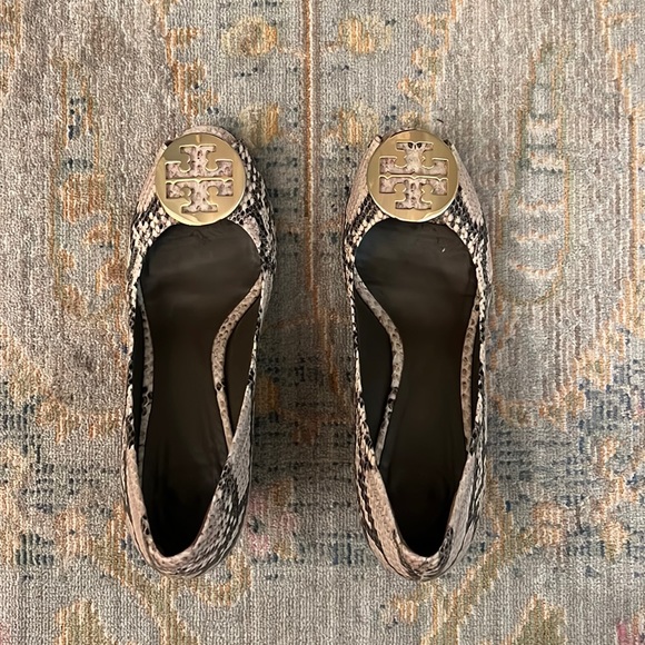 Sally 2 Roccia Python Print Tory Burch Peep Toe Wedges with Gold Logo Accents - Picture 1 of 8